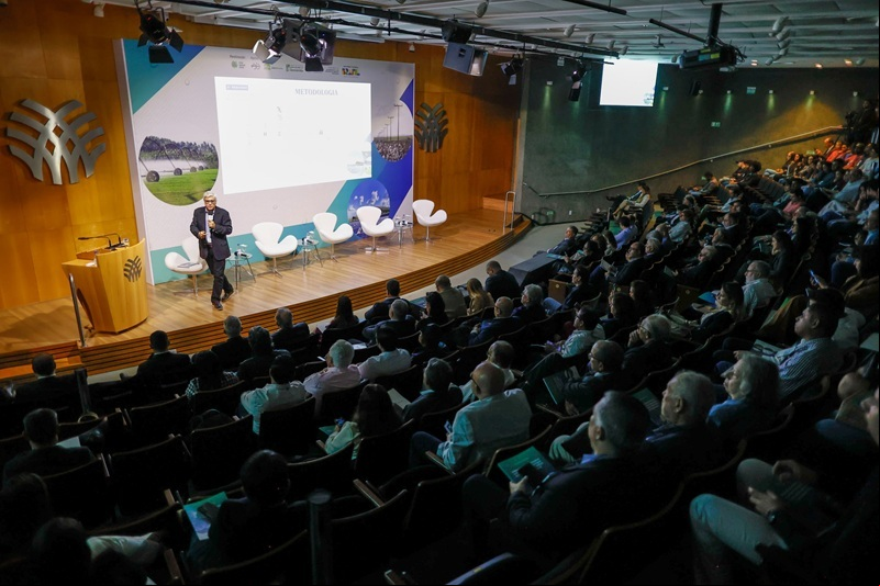 Professor Afonso Santos dá detalhes sobre a elaboração do estudo.